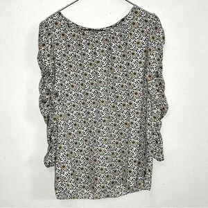 MAX STUDIO White Floral Top with Ruched Sleeves | size small.